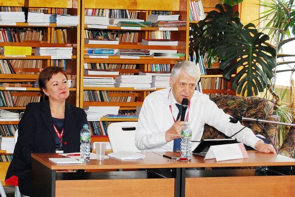 Председатель Секции по автоматизации, форматам и каталогизации Б. Р. Логинов ведёт заседание Секции