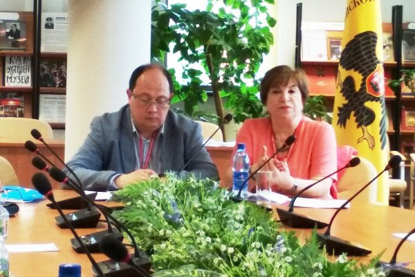 А. Ю. Самарин, председатель Секции по особо ценным рукописным документам и редким книгам, и А. А. Колганова, член постоянного комитета Секции библиотек по искусству и музейных библиотек, ведут совместное заседание