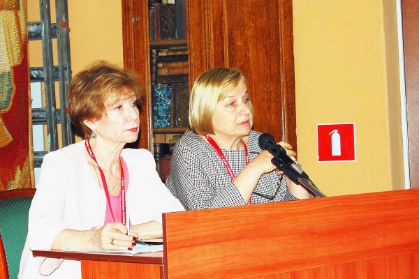 Член постоянного комитета Секции центральных библиотек субъектов РФ Н. Н. Гришина и председатель Секции, вице-президент РБА С. С. Дедюля ведут заседание