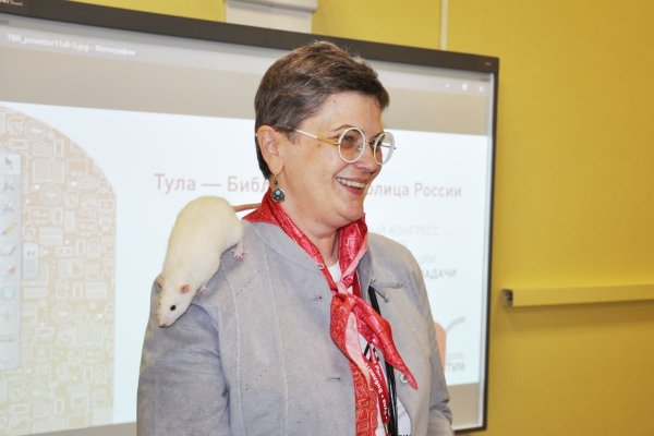 Генеральный директор Регионального библиотечно-информационного комплекса Тульской области Ю. В. Иванова на совместном заседании Секции «Краеведение в современных библиотеках» и Рабочей группы «Библиотеки и социальные медиа»