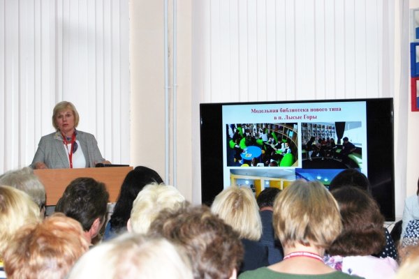 Председатель Секции детских библиотек Н. С. Абрамова выступает на заседании Секции